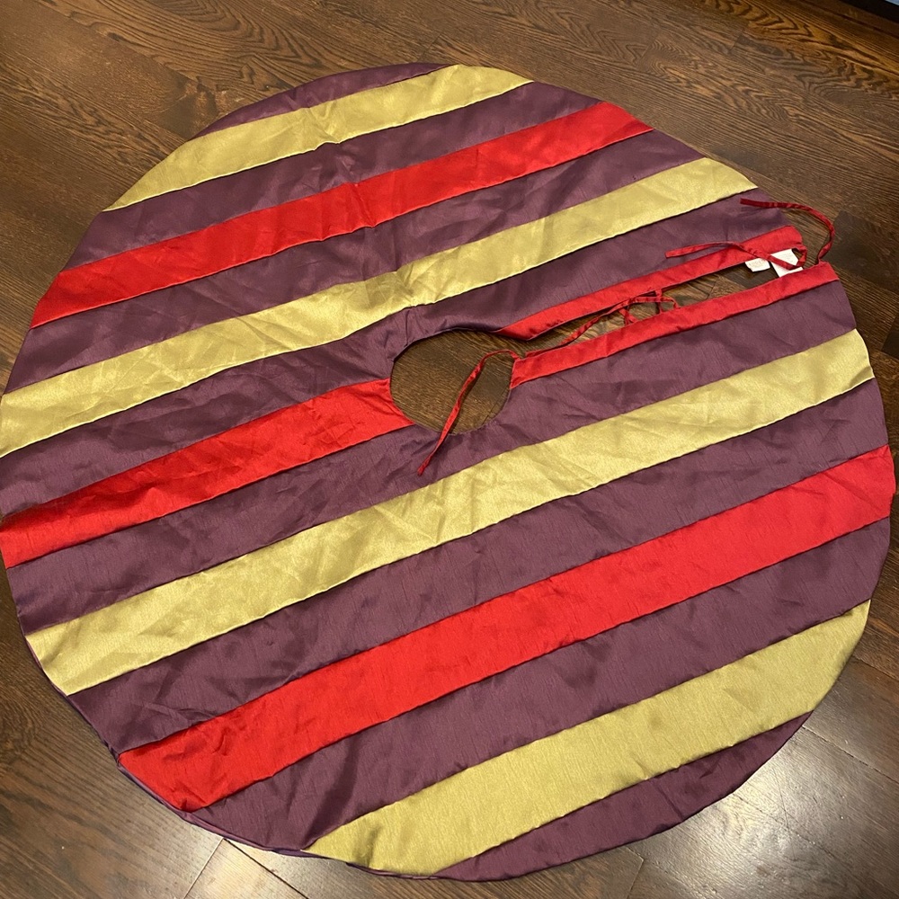 Rodeo Home NWOT Rowley Damask Red & Gold Christmas Tree Skirt - 56" x 56